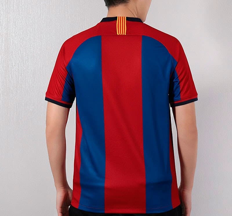 Otra diferencia será la franja azul en las axilas, ya que en el modelo original toda la manga era roja.