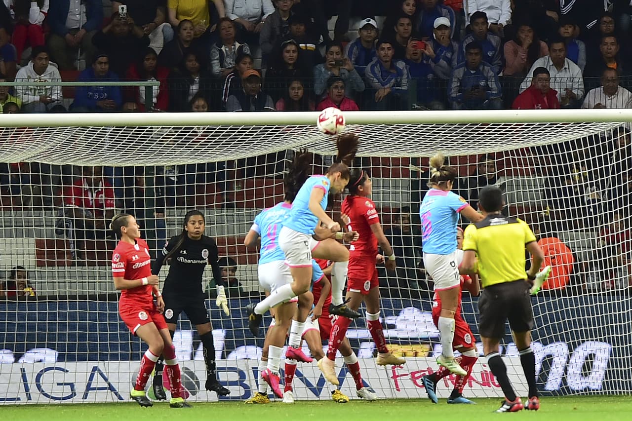 Con goles de Desiree Monsiváis, Rayadas venció, no sin sufrir al final 1-2 a las Diablitas del Toluca, en la Bombonera, Karla Saavedra descontó para las locales.