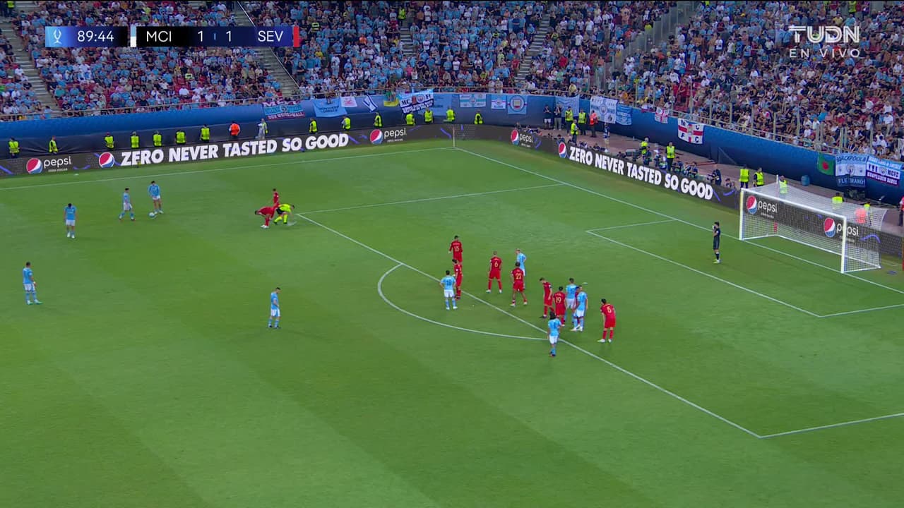 ¡TIRO ATAJADO! disparo por Nathan Aké.