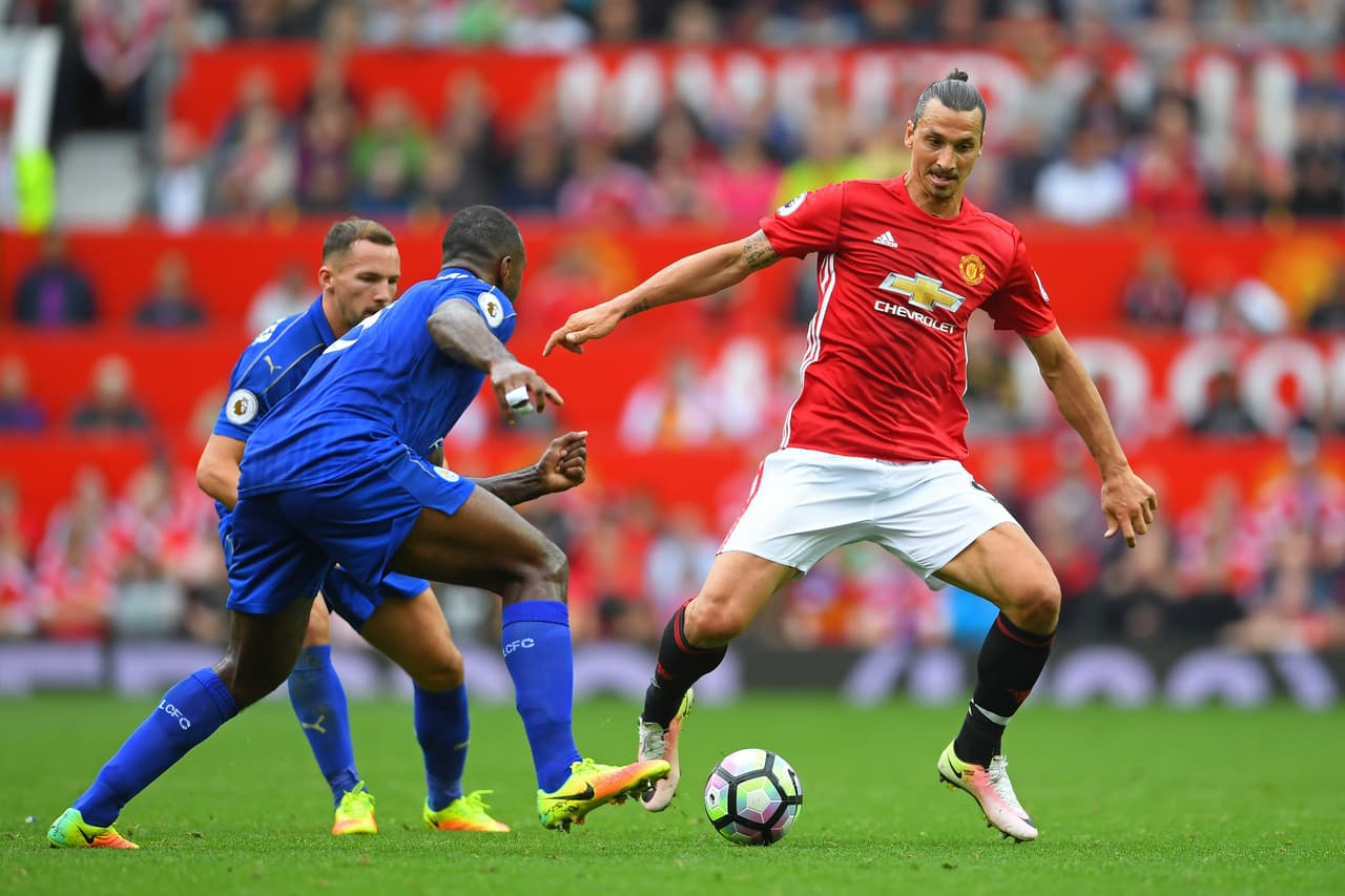 MANCHESTER, ENGLAND - SEPTEMBER 24: Zlatan Ibrahimovic of Manchester United (R) is put under pressure from Wes Morgan of Leicester City (C) during the Premier League match between Manchester United and Leicester City at Old Trafford on September 24, 2016 in Manchester, England. (Photo by Laurence Griffiths/Getty Images)