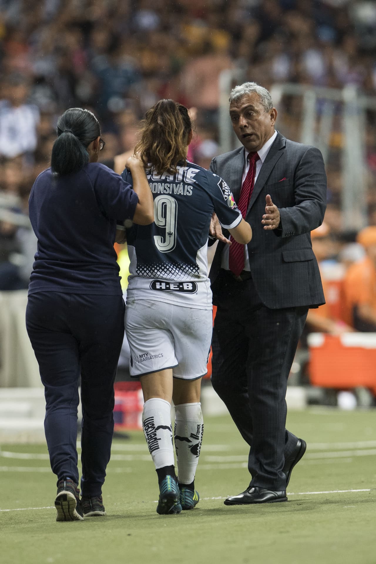 El juego fue tan intenso que debió Mónica Monsiváis debió dejar el terreno de juego lesionada.