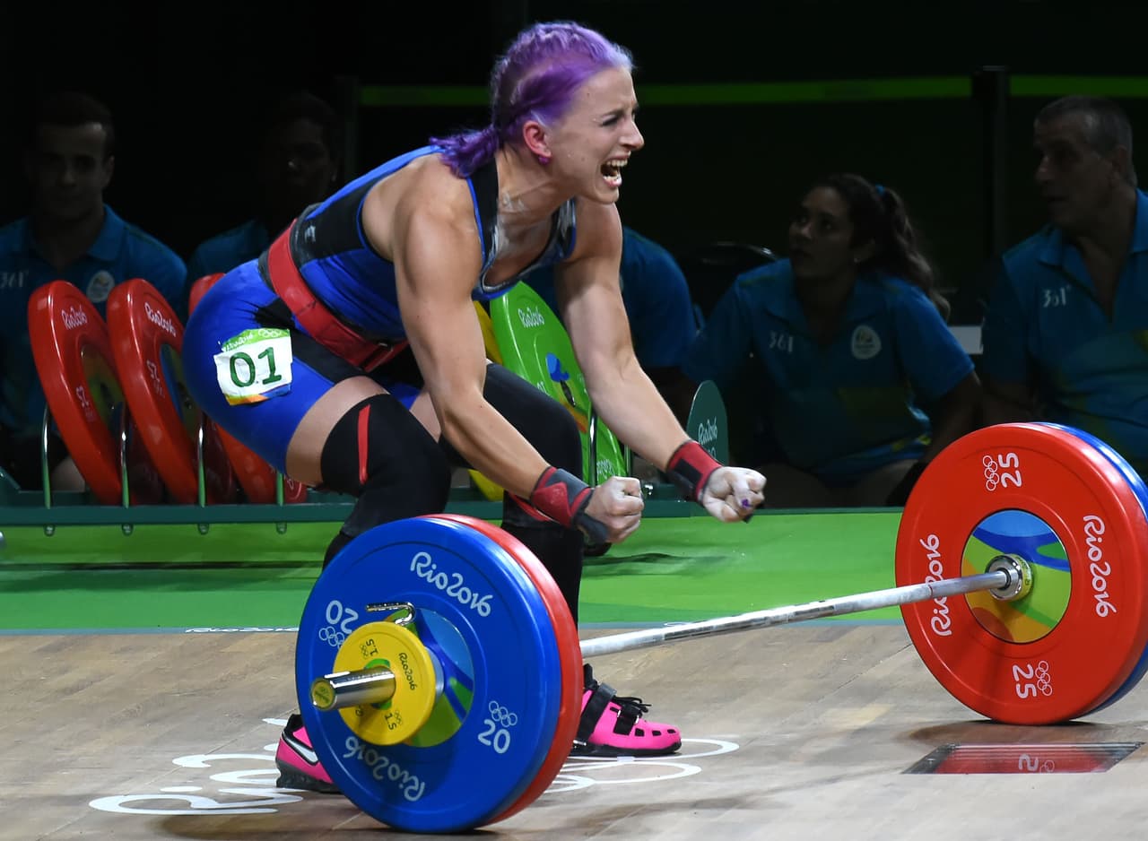 Tratando de imponer moda en el levantamiento de pesas con el cabello morado, buena intención aunque las probabilidades de éxito son muy pocas.