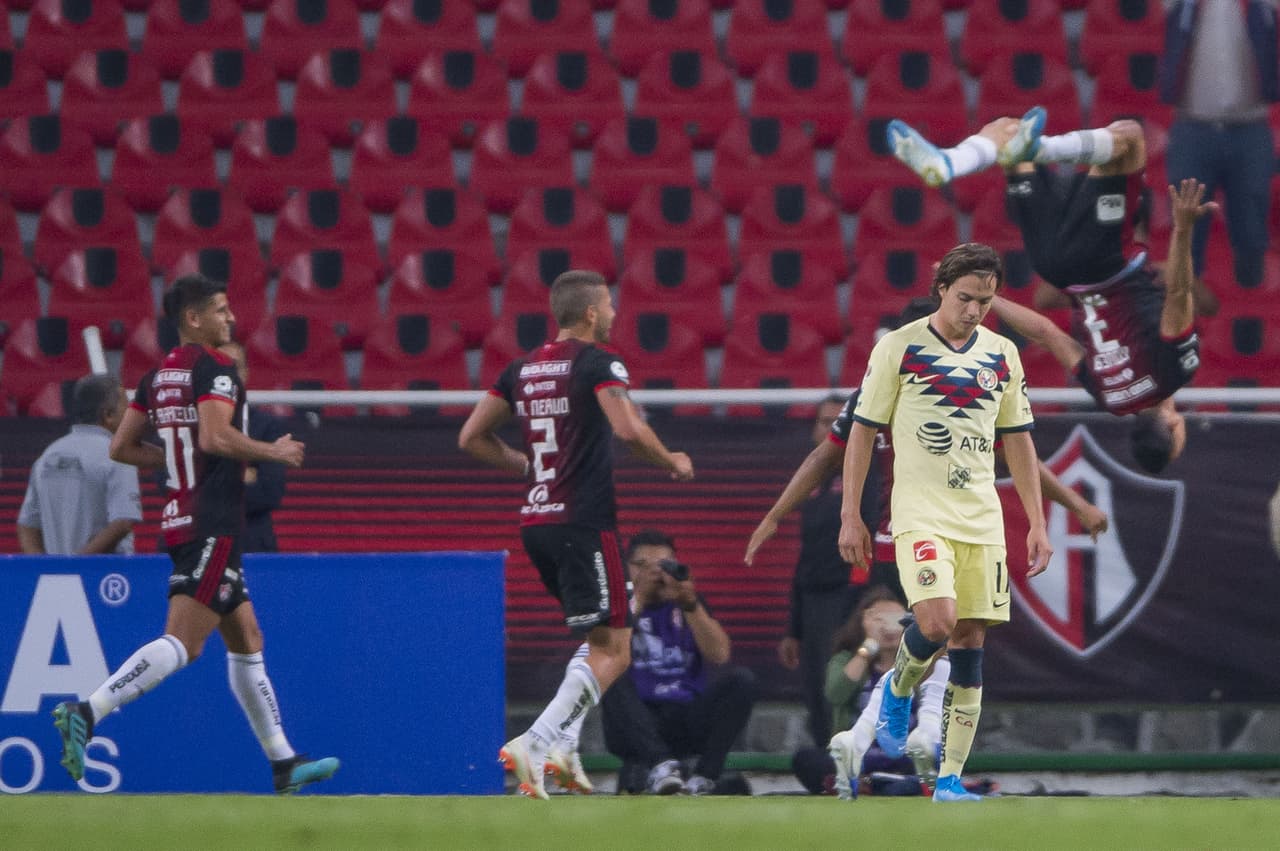 Festejo de Govea luego de marcar el segundo tanto de Atlas.