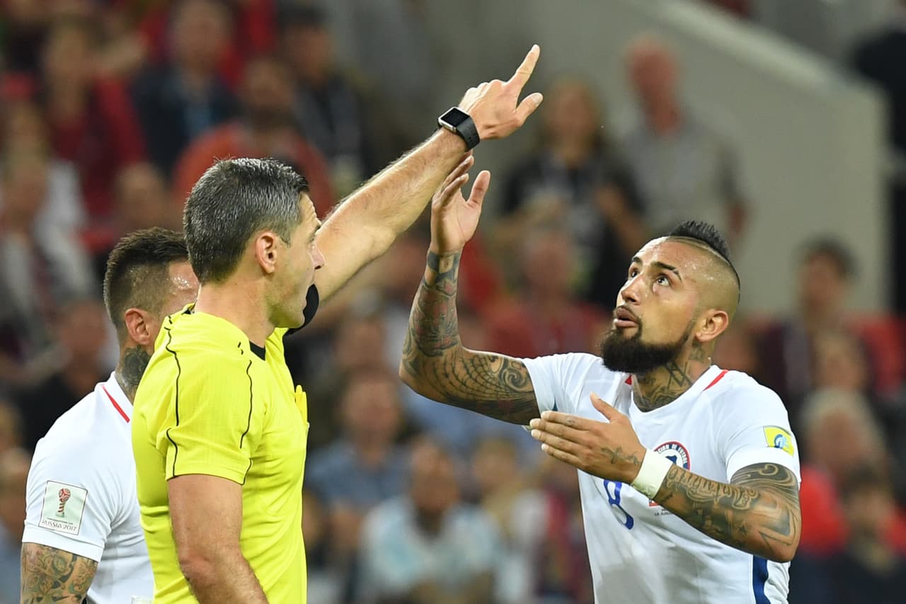 La Copa Confederaciones abre por primera vez el espacio del uso del video para las decisiones arbitrales, pero no son las cámaras las que toman esas determinaciones.