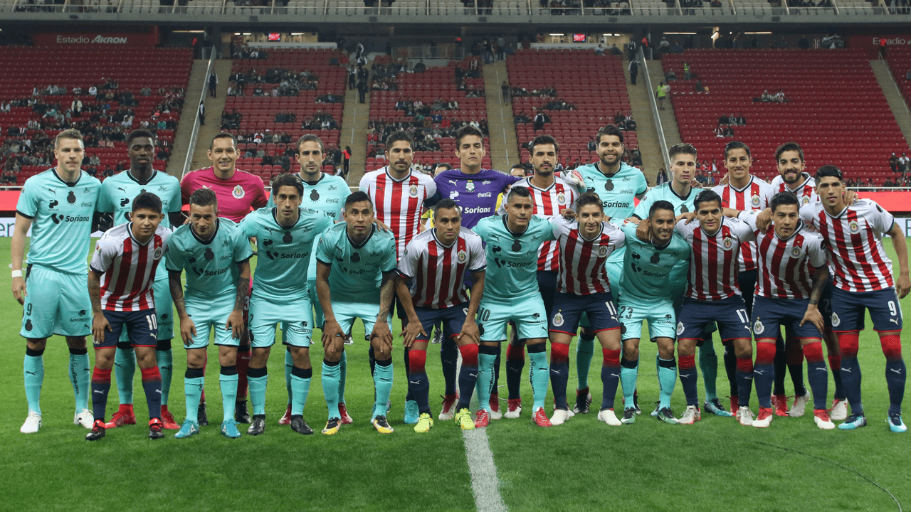 Chivas vs. Santos - Los equipos de la Liga MX y Ascenso MX posaron para la tradicional foto de antes del partido juntos y entrelazados, como medida propuesta por el Comité de Desarrollo Deportivo de la Federación Mexicana de Fútbol de quitar el descenso y ascenso entre ambas competencias por un periodo de cuatro años.
