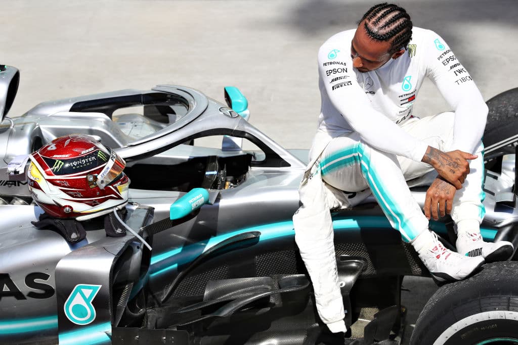 Más tarde, la multitud abucheaba a Hamilton antes de que Vettel interviniera y les pidiera que dirigieran su frustración a los comisarios. Cuando se le preguntó qué sentía, dijo que expresó sus emociones en el podio y le dijo al entrevistador Martin Brundle que le preguntara a la multitud qué sentían.