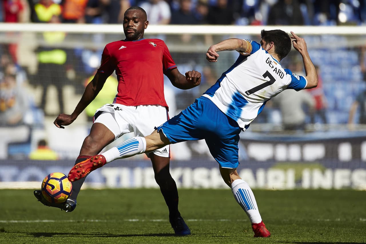 Raoul Loe (Osasuna) disputa un balón con el delantero Gerard Moreno (Espanyol), uno de los goleadores de la tarde en Barcelona.