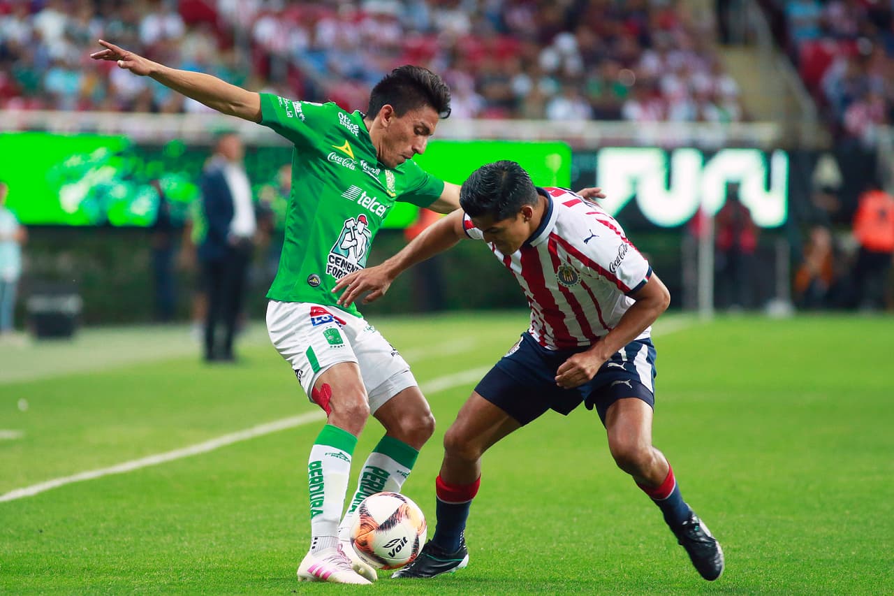 En los instantes iniciales ambos equipos intentaron tener la posesión del esférico.