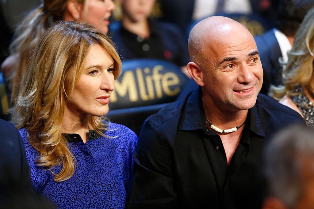 <b>Steffi Graf y Andre Agassi</b>. Antes de la final de Wimbledon de 1992, Agassi fue a Harrods a comprar un esmoquin para el Balón de Campeones de Wimbledon, en caso de que lo necesitara. Estaba acompañado por su novia, que bromeaba con la vendedora de que Agassi solo lo compraba para impresionar a Steffi Grafa quien pudo conocer esa noche, el primer paso en un largo viaje que los convirtió en la mejor pareja deportiva de todos los tiempos. Graf y Agassi ganaron 30 Grand Slams entre ellos (22 para Steffi, 8 para Andre) y ambos se llevaron a casa un oro olímpico. Pero ninguno de sus dos hijos está siguiendo los pasos de sus padres.