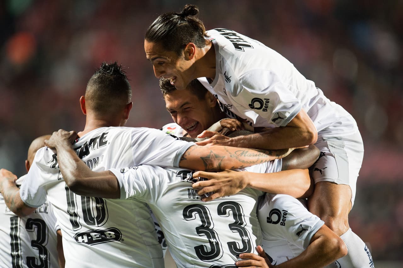 Monterrey festeja unos de sus goles ante Xolos.