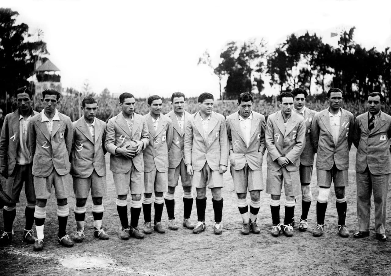 El primero enfrentamiento entre ambas selecciones se dio en los Juegos Olímpicos de Ámsterdam de 1928 con una escandalosa goleada por 11-2.