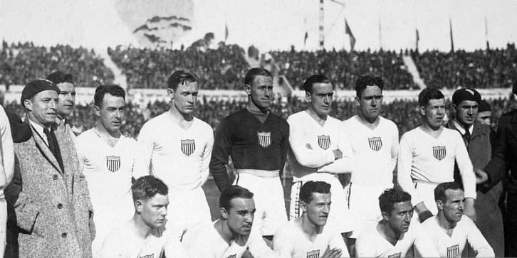 Dos años después Argentina y Estados Unidos se enfrentaron en la Copa del Mundo de 1930, en aquella ocasión la selección sudamericana goleó 6-1 al Team USA, en aquel enfrentamiento en el Centenario loas autores de los goles fueron, Luis Monti, Alejandro Scopelli, Guillermo Stabile (2) y Peucelle (2), mientas que por Estados Unidos anotó Jim Brown.