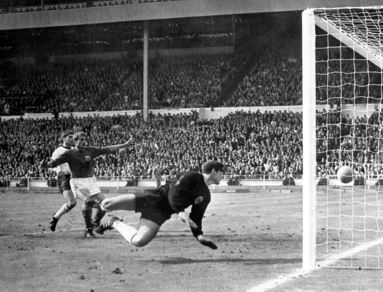 El tercer gol de Inglaterra en la final del Mundial contra Alemania en 1966 se presentó tras un remate de Geoff Hurst que en realidad no entró, pero fue decisivo.