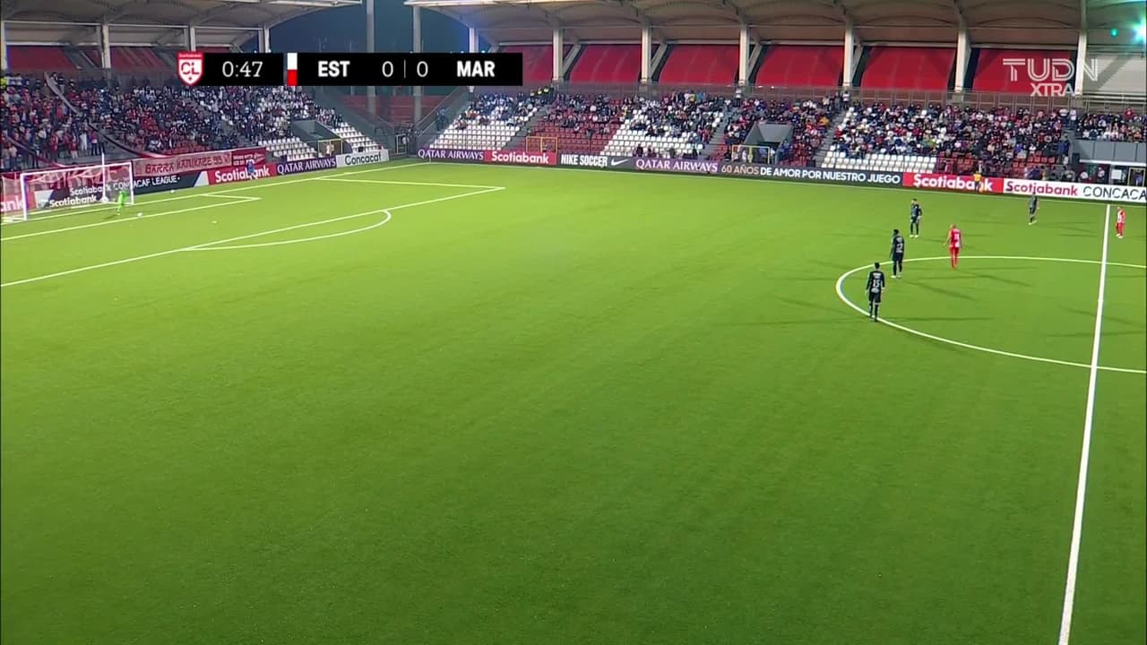 Arranca el partido y la pelota está en juego.