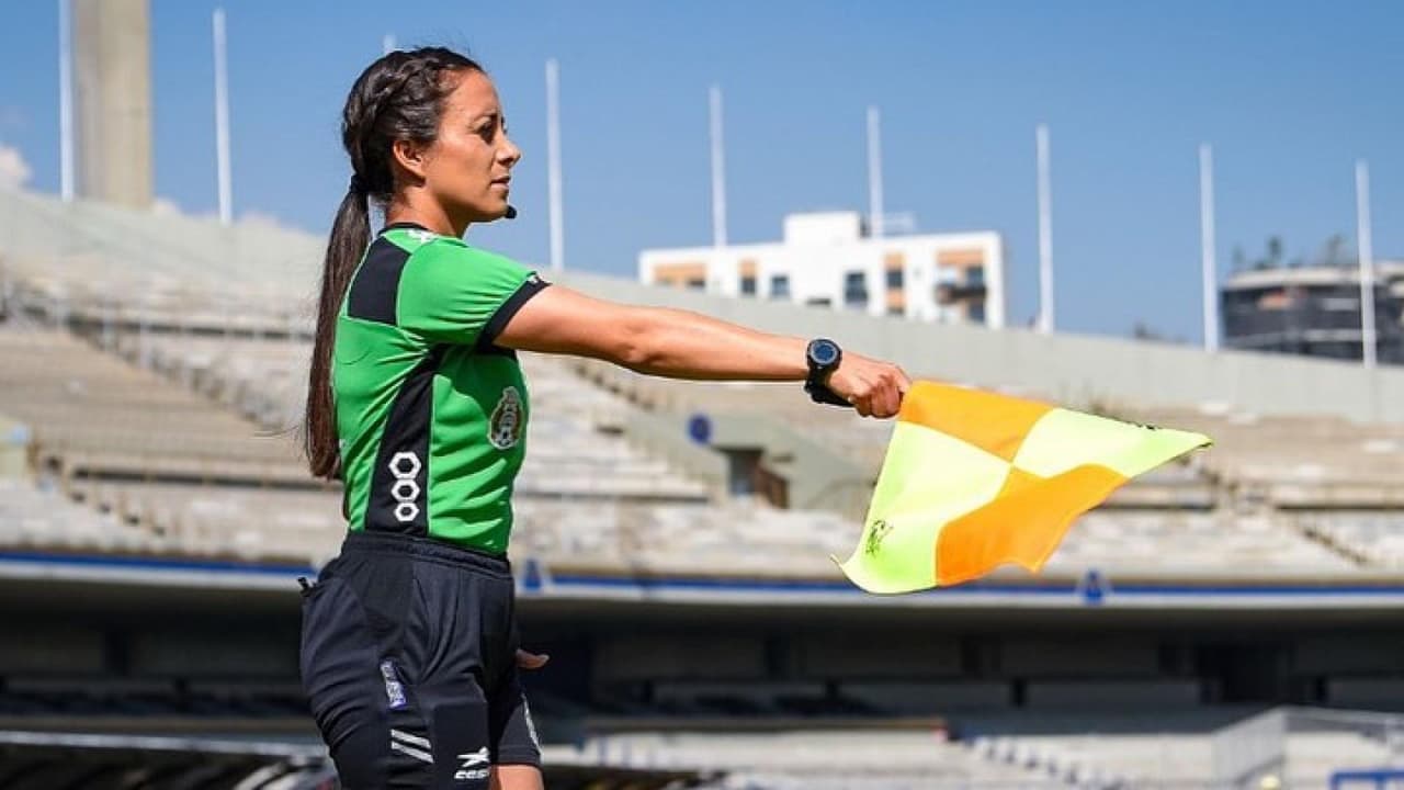 Árbitra de la Liga MX promueve casa de apuestas ¿y el Código de Ética?