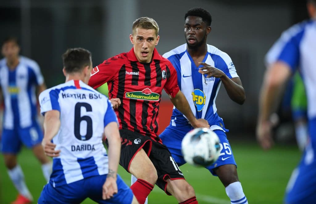 Con goles de grifo y Petersen el Freiburg vence 2-1 al Hertha Berlin y sigue soñando con la Europa League.