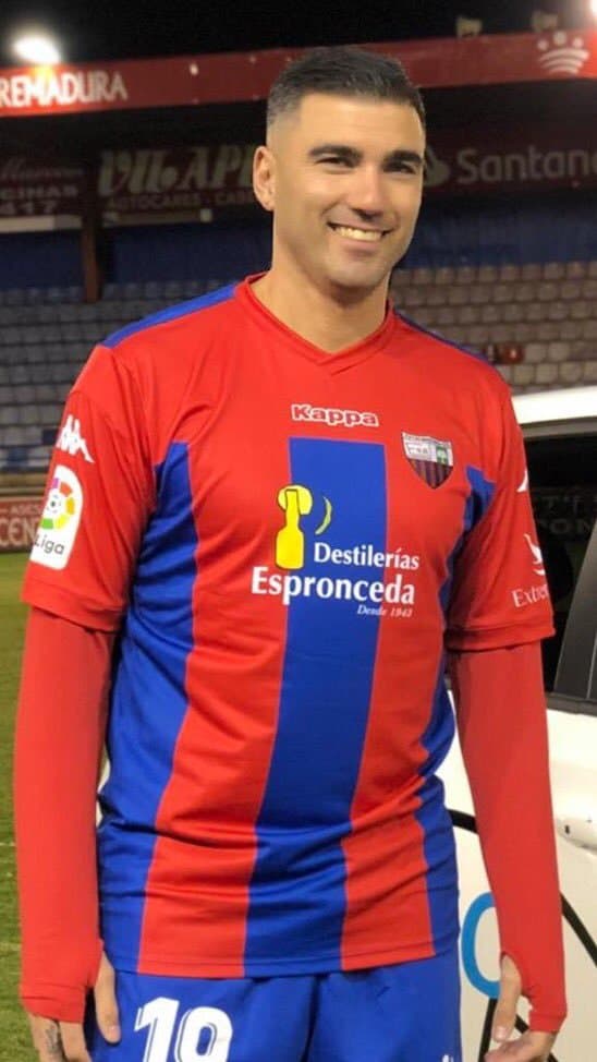 Su última experiencia fue con el Extremadura U.D. en donde disputó 7 partidos en este 2019 hasta este sábado con la lamentable noticia de su muerte.