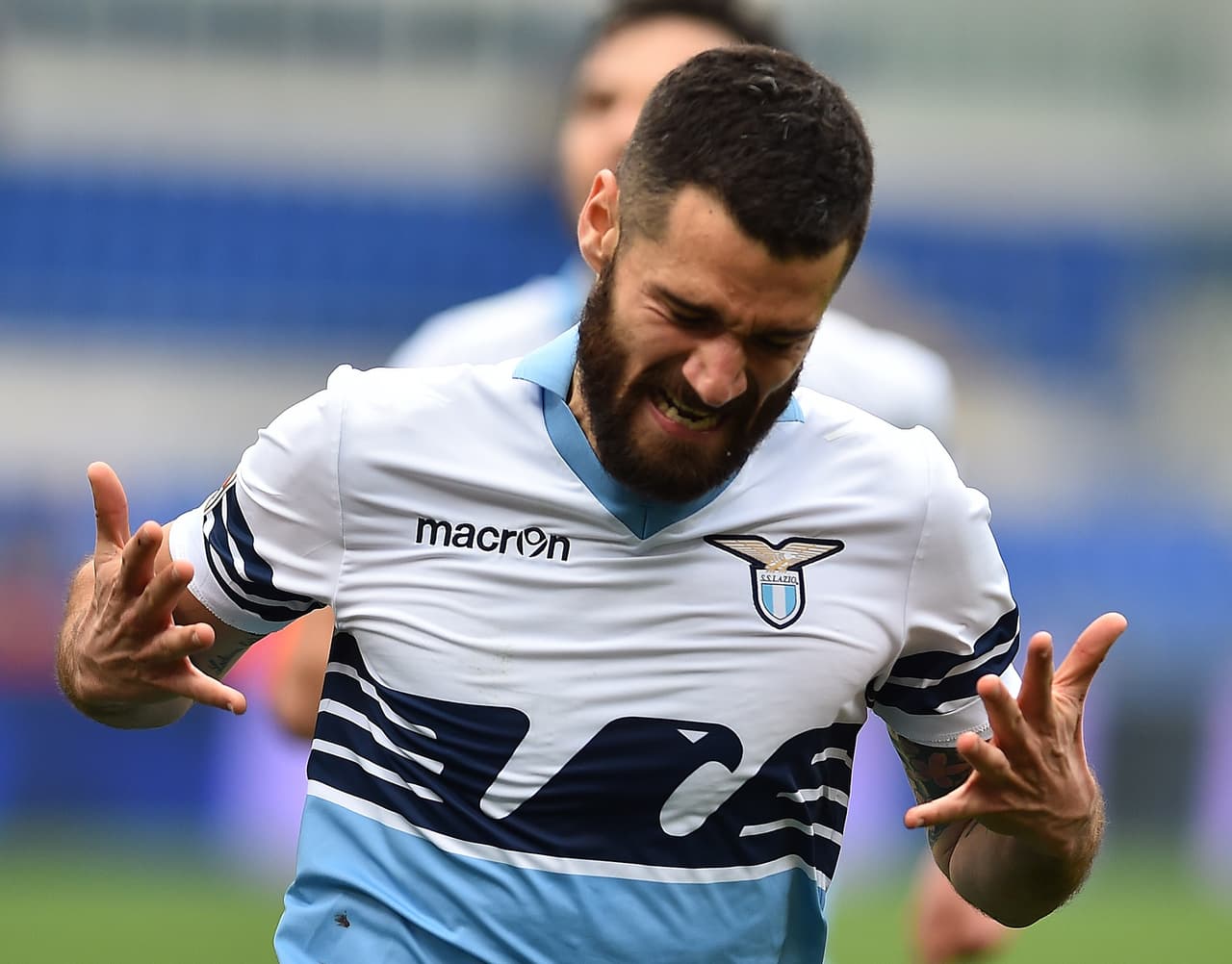 La alegría de Antonio Candreva al marcar el gol con la Lazio contra el Palermo en la Serie A en su triunfo 2-1 en 2015 tuvo la sombra de las consecuencias de su celebración.