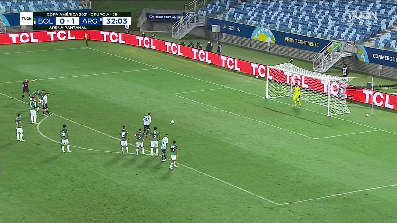 ¡GOL!  anota para Argentina. Lionel Messi