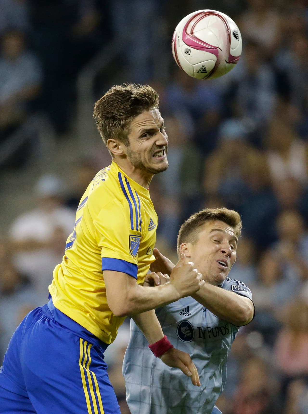 El jugador del Colorado Rapids Kevin Doyle (9) golpea de cabeza el balón sobre el defensa del Sporting KC Matt Besler, a la derecha, durante el primer tiempo de un juego de MLS en Kansas City, Kansas, el miércoles 21 de octubre de 2015. (AP Foto/Orlin Wagner)