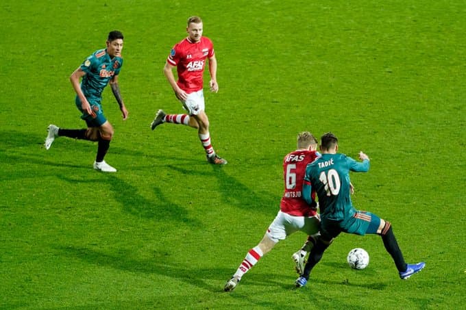 Edson Álvarez juega los 90 minutos en la derrota del Ajax 1-0 ante el AZ Alkmaar con gol de Boadu al minuto 90.