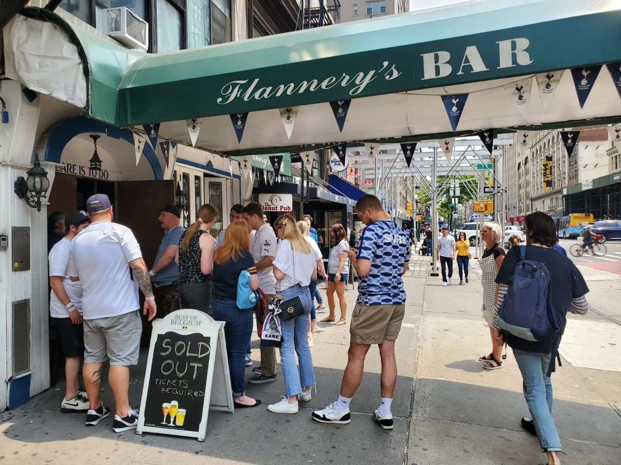 Los fanáticos del Tottenham Hotspur se reunen en Flannery's, el bar oficial de la Peña del club en New York, para disfrutar la Final de la UEFA Champions League.