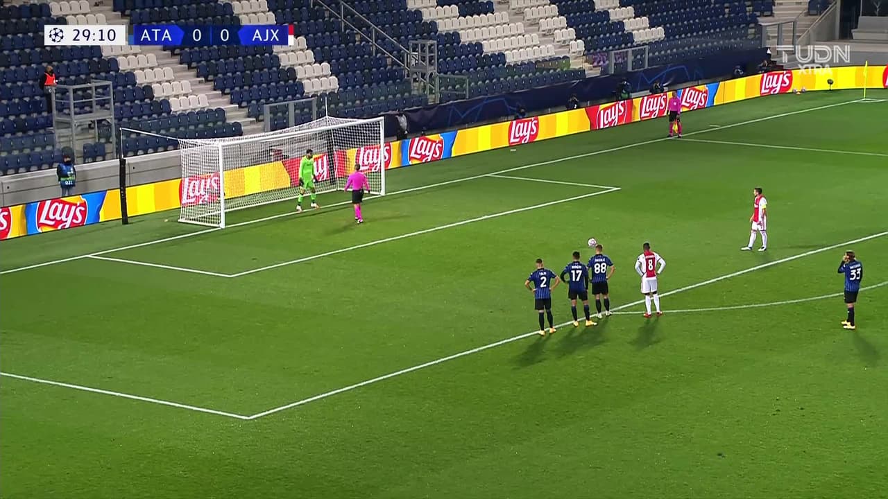 ¡Gol del Ajax! Dusan Tadic adelantó desde los 11 pasos