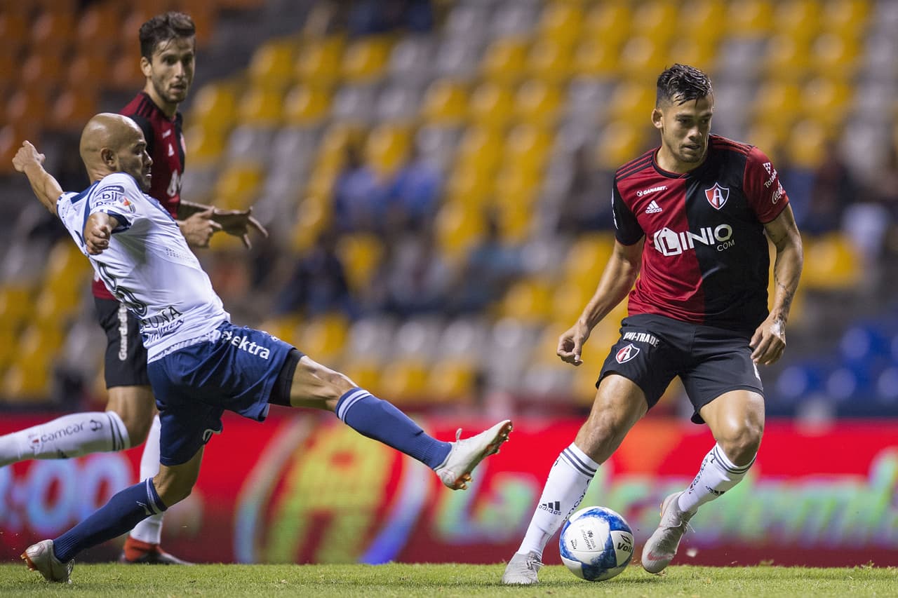 Atlas aprovechó los primeros minutos del cotejo para generar las mejores ocasiones de peligro y así fue durante el primer cuarto de hora de juego, pero sin la puntería necesaria para hacer daño.