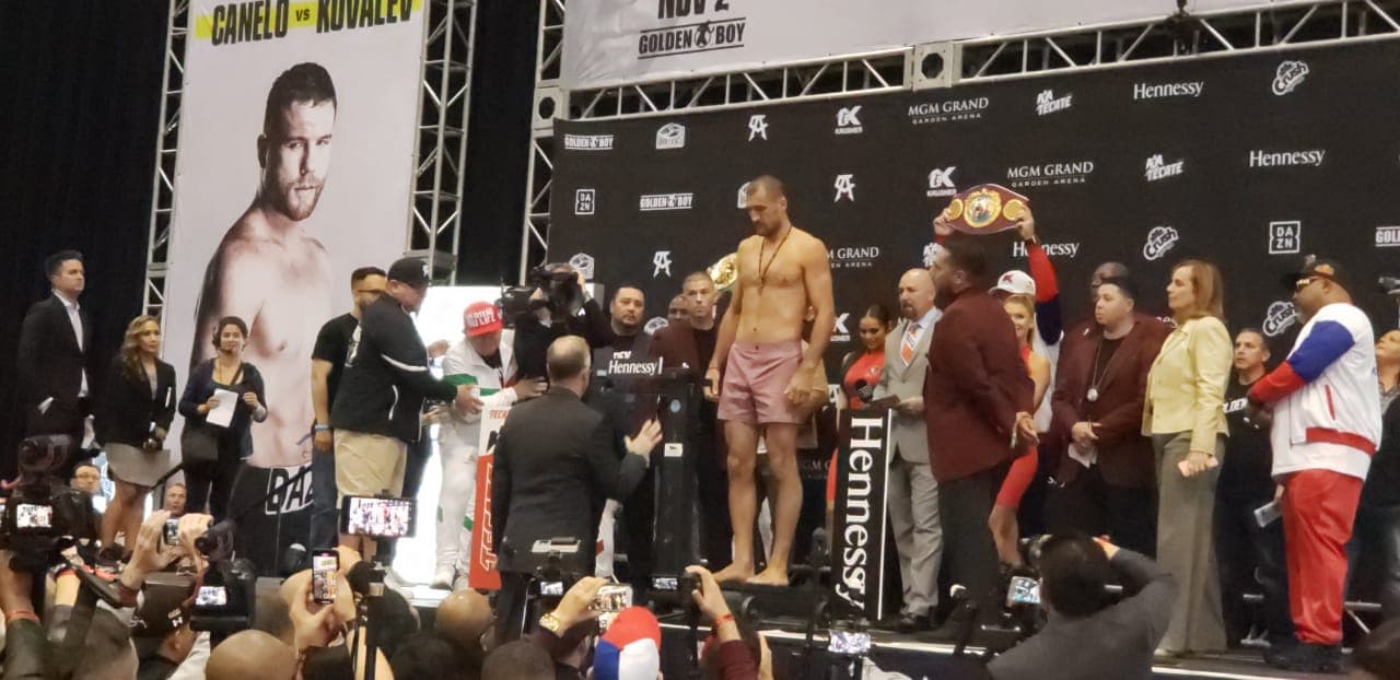 Saúl Álvarez presumió de un físico más trabajado que el ruso Kovalev en la ceremonia de pesaje.