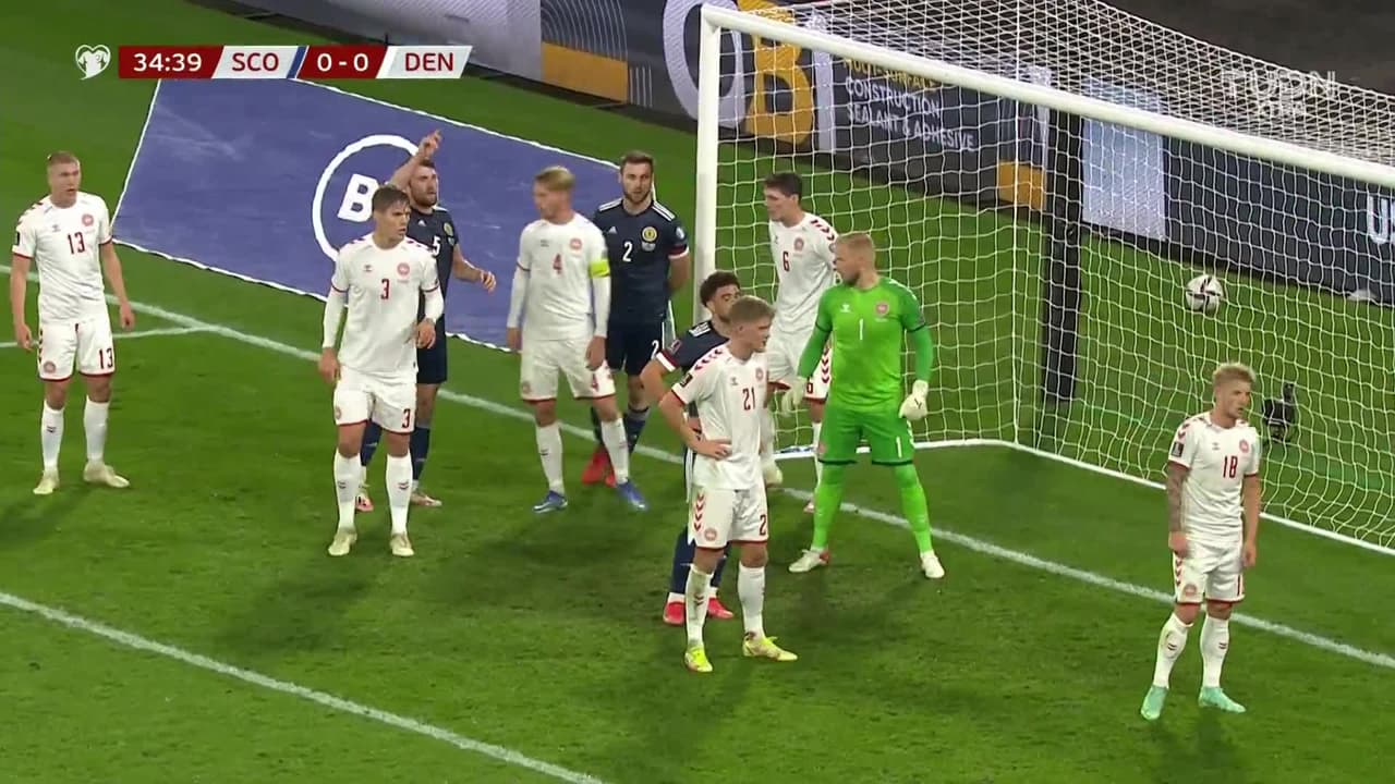 ¡GOL!  anota para Escocia. John Souttar