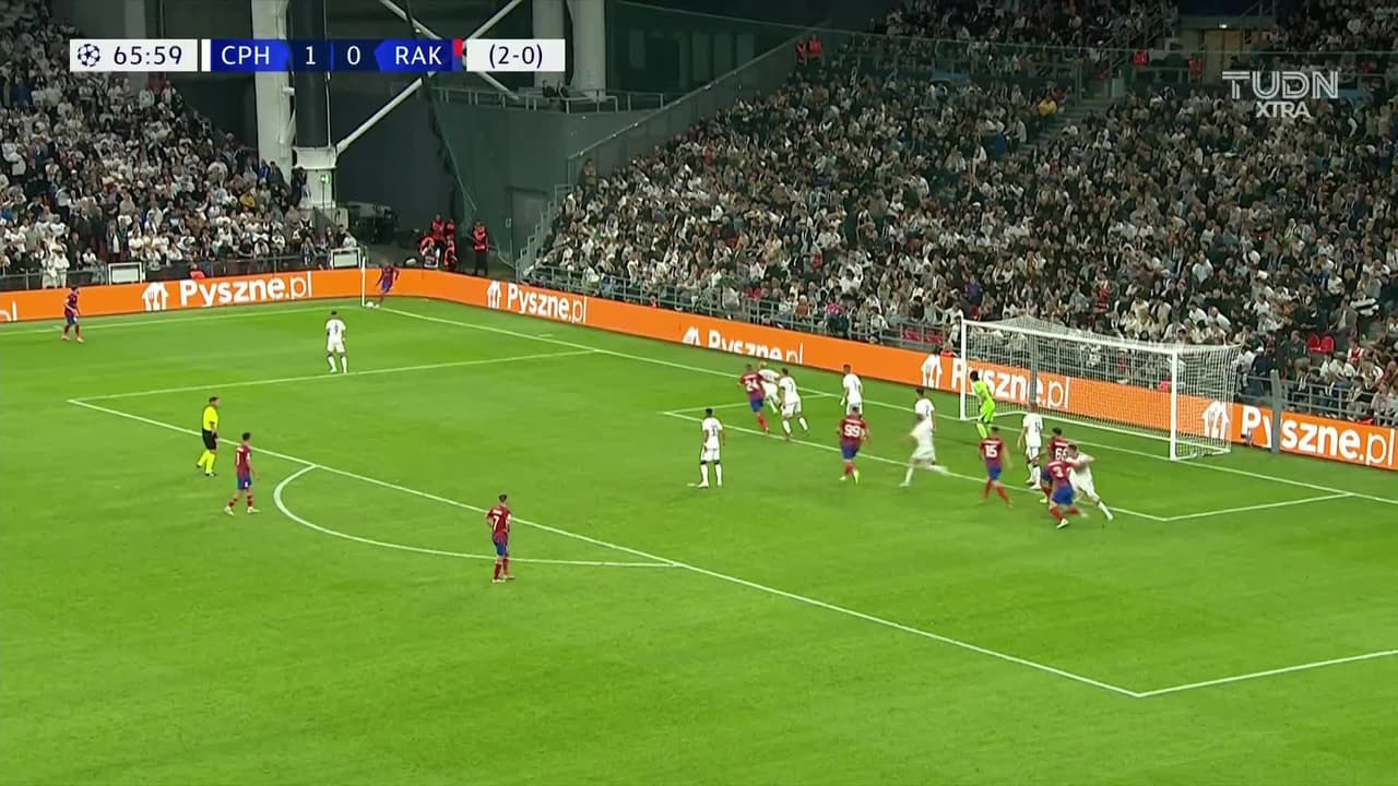 ¡CERCA! Vladyslav Kochergin disparó que se estrella en el poste.