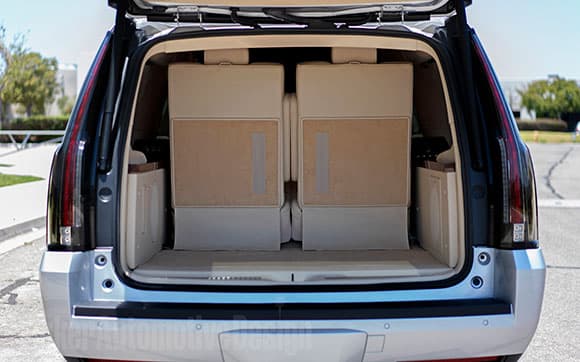 A través del sitio Becker Automotive Design Tom Brady puso a la venta su Cadillac Escalade 2018. Cuenta con amenidades como escritorios, asientos reclinables, internet y pantallas. ¡Es un jet privado!