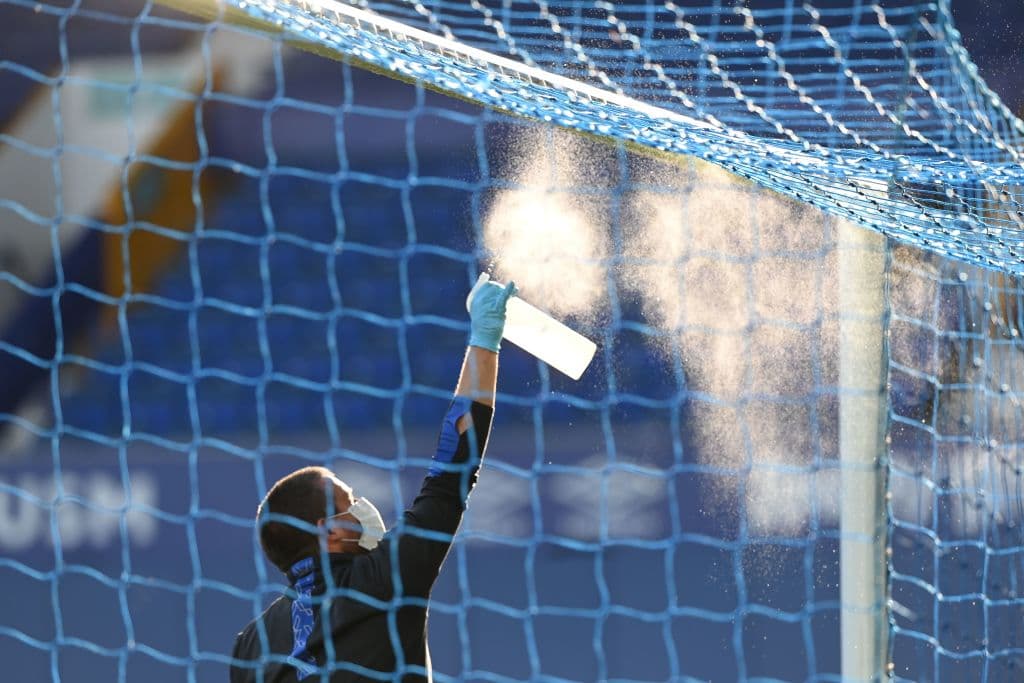 El equipo del Everton se dio a la tarea de desinfectar diversas áreas del Goodison Park.