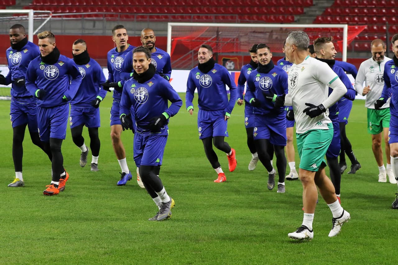 El entrenamiento del Betis en el Roazhon Park Stadium de Rennes (Francia) tuvo las miradas en el juvenil mexicano Diego Lainéz, a la espera de si el técnico Quique Setién lo pondrá a debutar en la Europa League, en la ida de los Dieciseisavos de final.