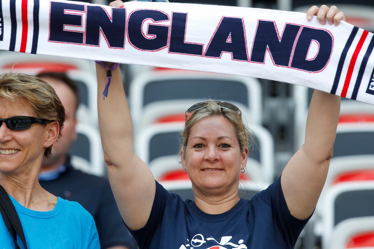 En el Stade de Nice los aficionados ingleses y suecos vivieron una jornada especial a pesar de no jugar por el título. El tercer puesto del Mundial Femenino era la motivación en esta penúltima jornada del campeonato, la cual contó con mucha alegría en las tribunas.