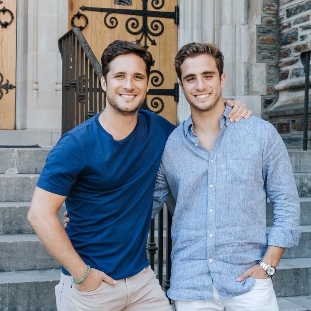 Santiago Boneta es ocho años menor que su hermano pero él no está involucrado ni en la música ni la actuación.