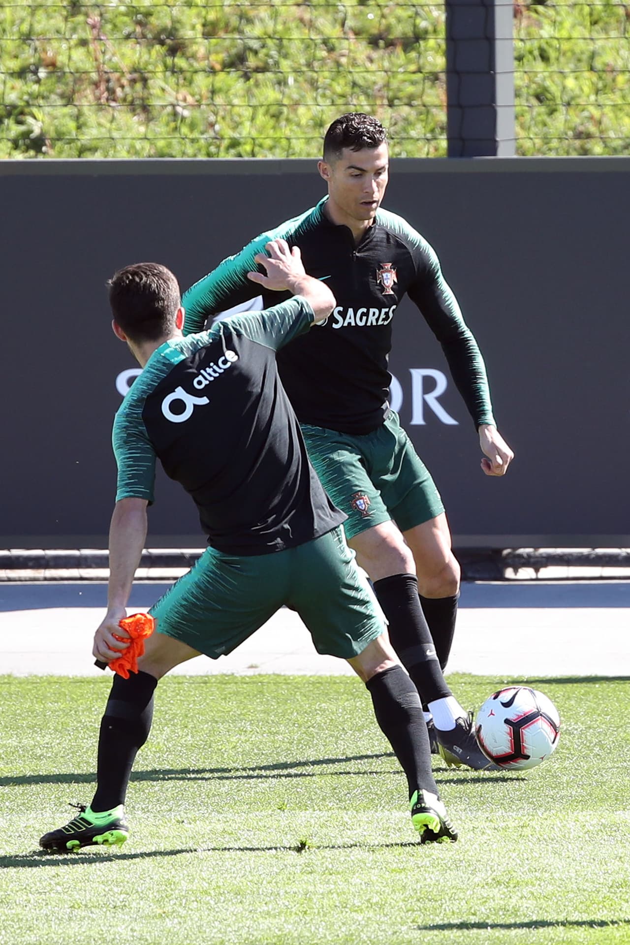 Cristiano Ronaldo vivió su reencuentro con Portugal tras Rusia 2018, en un entrenamiento ahora con miras a la Eurocopa, previo al primer duelo de eliminatorias contra Ucrania por el grupo B.