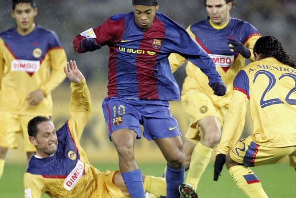 Meses después tuvieron su tercera cita en la historia. América chocó con el Barcelona de “Dinho” en las Semifinales del Mundial de Clubes, único partido oficial en el que se han topado.