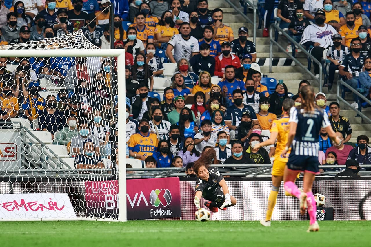 En apenas 11 minutos, Rayadas metió presión y provocó el error de la central de Tigres tras una escapada por la banda; el autogol abría el marcador y hacía explotar al 'Gigante de Acero'.