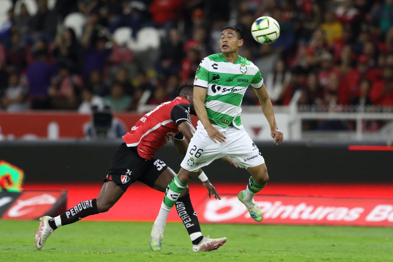 Julián Quiñones se vistió de héroe con Atlas para rescatar un punto ante Santos Laguna en el inicio de la Jornada 4 del Clausura 2023. Javier Correa adelantó a los Laguneros y Jonathan Herrera empató para los Rojinegros en la segunda mitad. Juan Brunetta echó a perder la fiesta de los locales, pero Quiñones daría el golpe final para llevarse el empate.