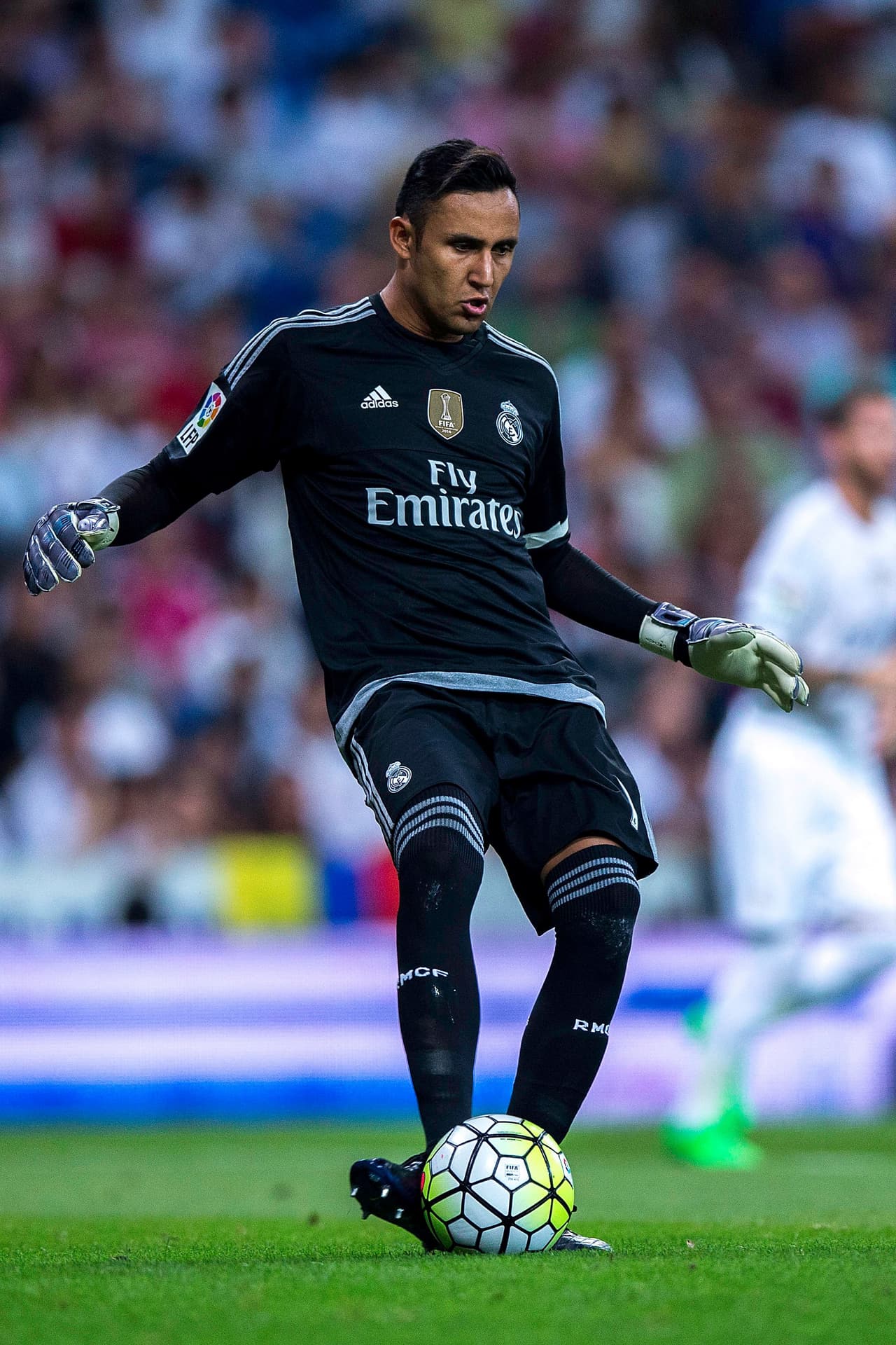 Luego de un primer semestre discreto con pocas oportunidades en la Liga y Champions, el cancerbero tico tuvo pie y medio en Inglaterra durante el mercado de fichajes del verano pues ya estaba apalabrado para firmar con el Manchester United para permitir la llegada del español David de Gea.