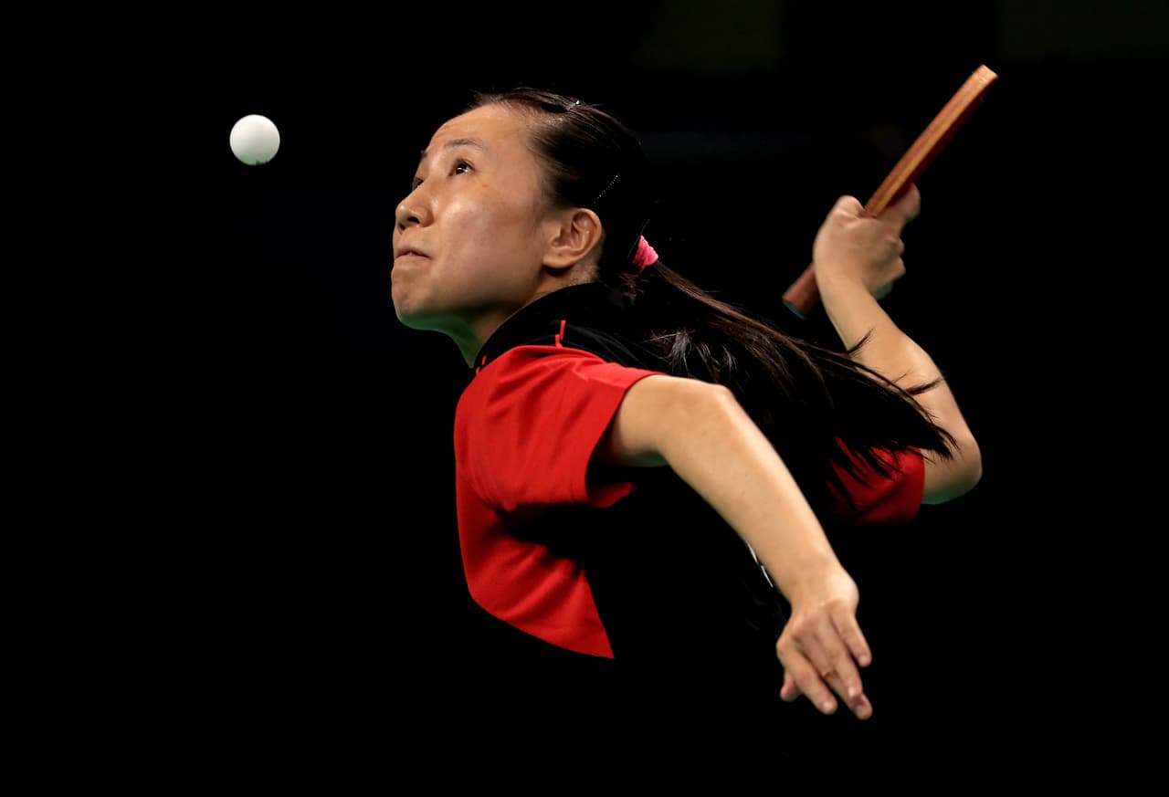 Xing Han (Congo) juega un partido preliminar de Tenis de Mesa ante Ian Lriba (Filipinas).