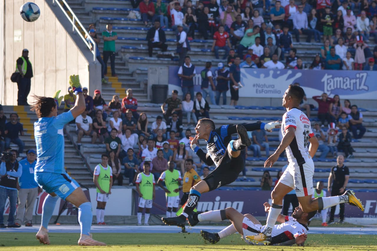 Querétaro pudo empatar el juego al minuto 73, pero en esta acción Ayron del Valle (centro) envió el balón lejos.