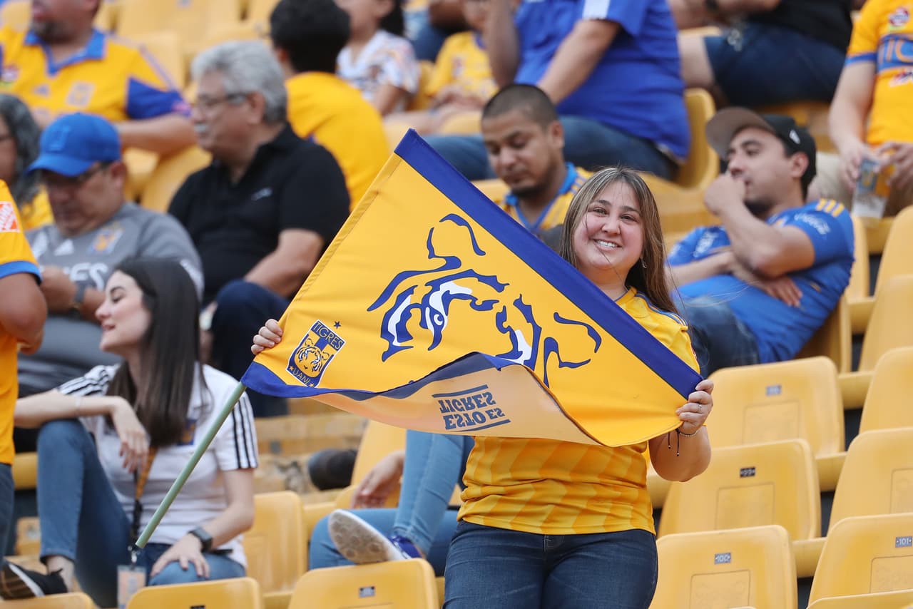 Aficionados de Tigres, mayoritariamente, y del León, tomaron por 'asalto' las inmediaciones del Estadio Universitario para atestiguar el juego de Ida de la Final del Clausura 2019 de la Liga MX en Monterrey. Se esmeraron y le pusieron un fantástico ambiente.