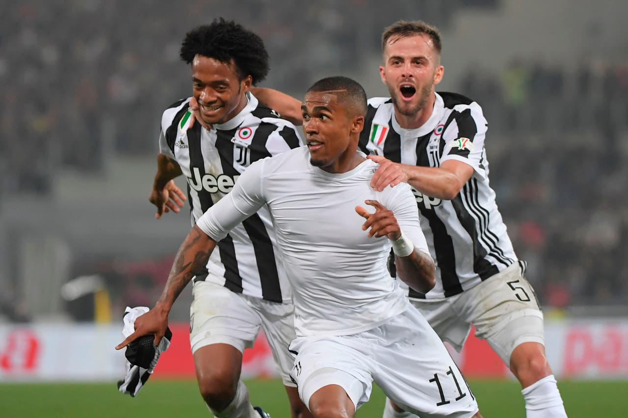 Juventus busca refuerzos para dar pelea en la próxima Champions League. De hecho, se menciona que el compañero de Lozano, el colombiano Santiago Arias, reemplazaría a Alex Sandro.