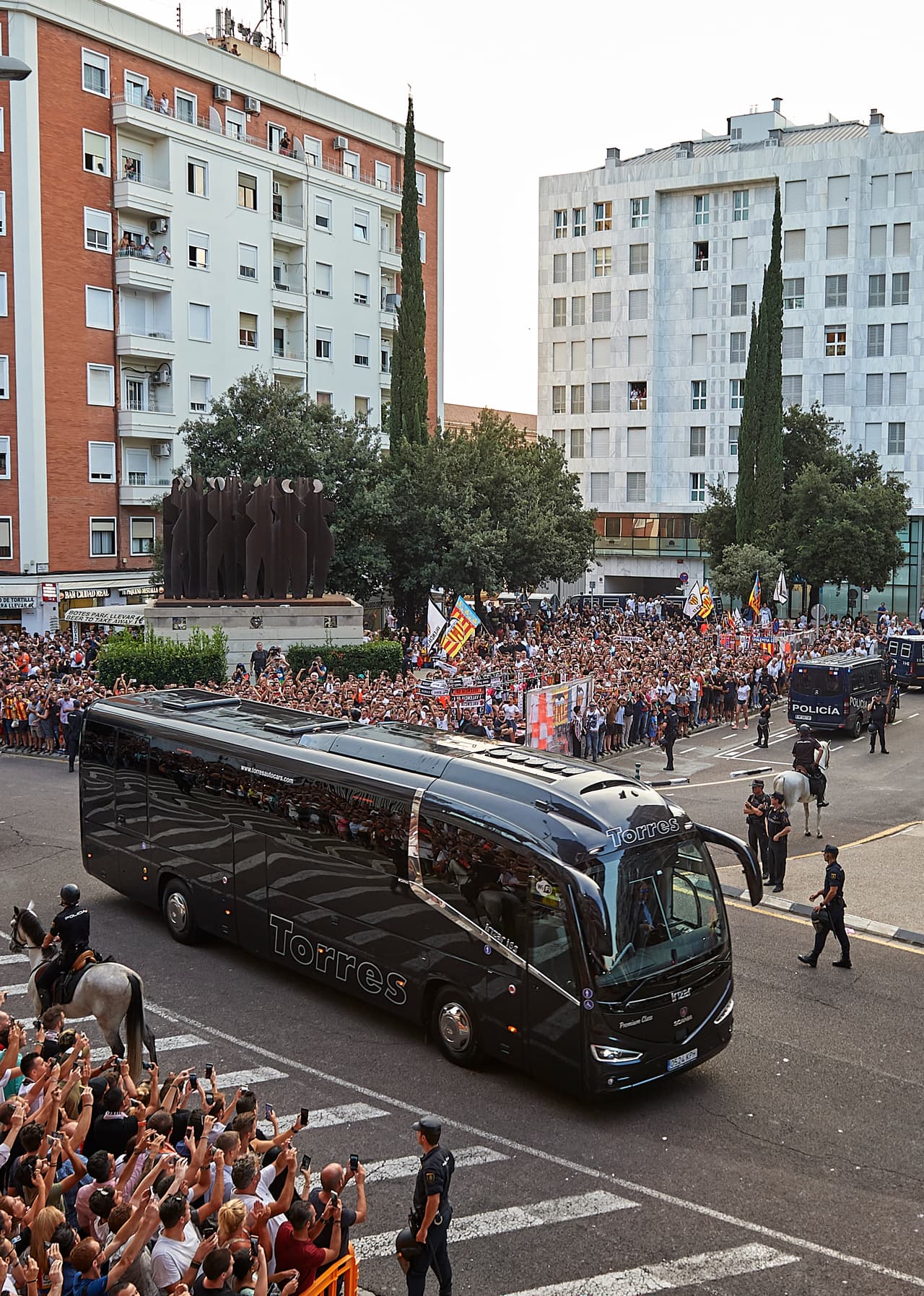 La llegada del equipo local a Mestalla fue todo un acontecimiento y como tal los aficionados lo presenciaron.