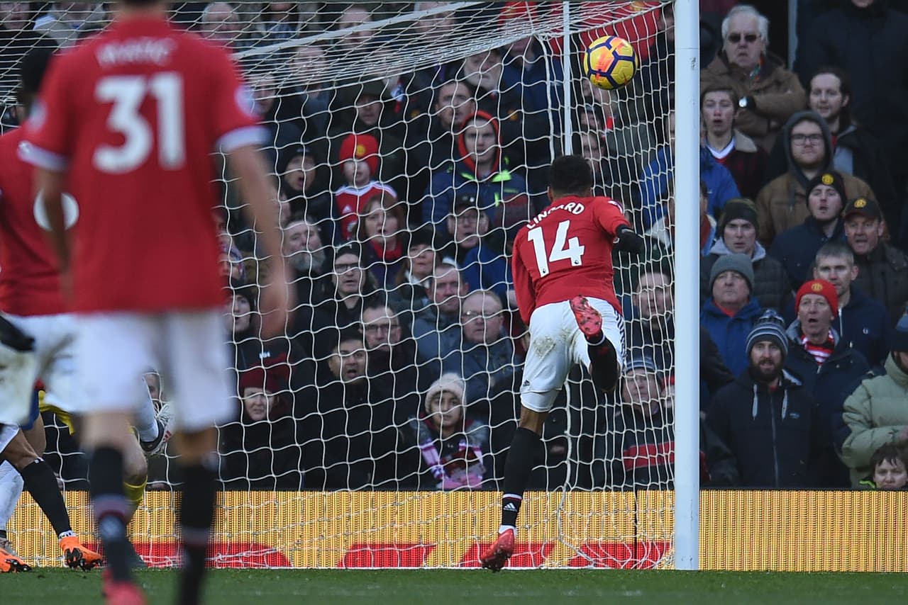 Precisamente, Lingard puso el triunfo de Manchester United 2-1 con un cabezazo al minuto 30 del segundo tiempo.