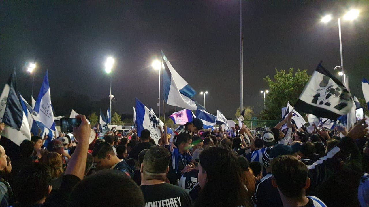 La afición de Rayados muestra confianza en su equipo y llega al Estadio con banderas, cánticos y bengalas.