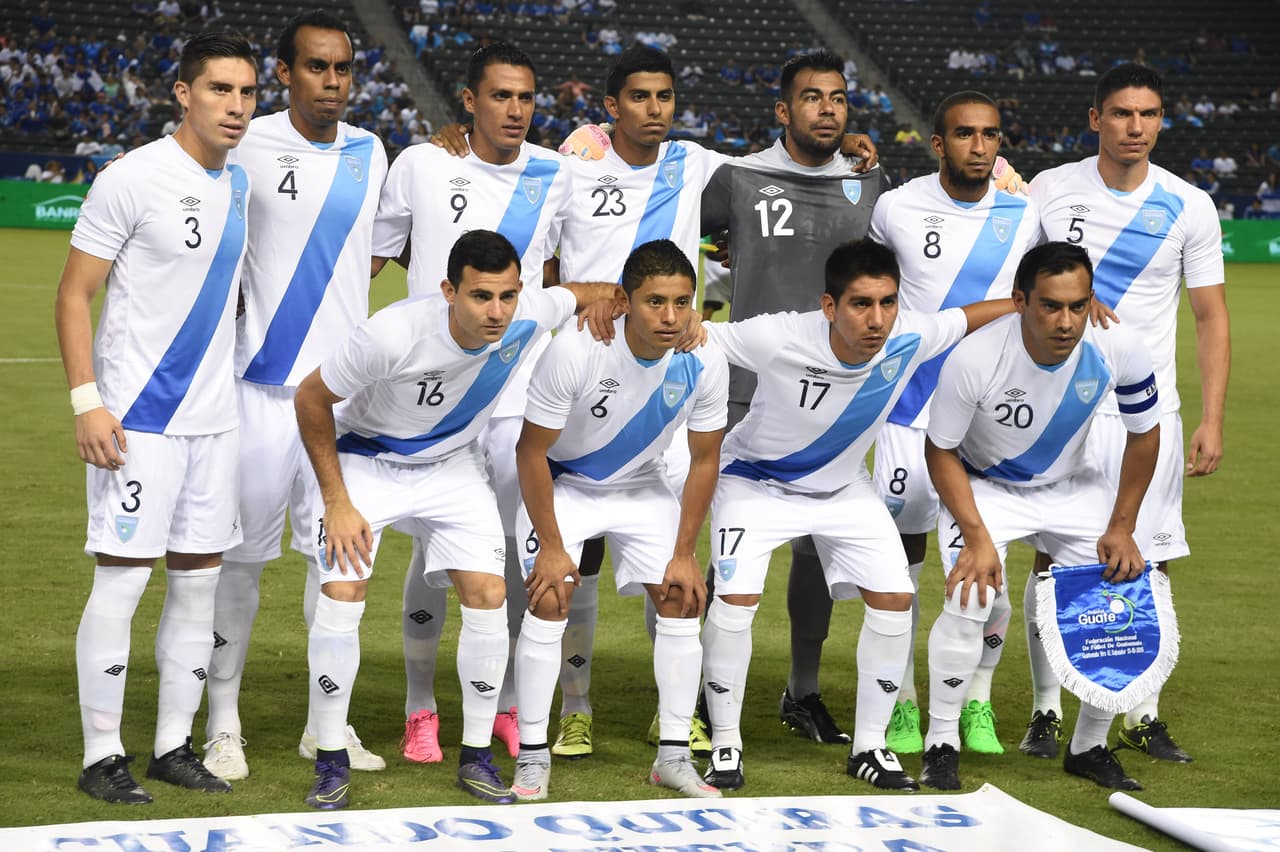 El fútbol guatemalteco siempre ha querido que su selección esté a la altura de la pasión de su afición, pero la realidad ha sido diferente. En la Copa Oro 2015 no clasificó a la segunda ronda y aunque tuvo un destacado empate sin goles con México, cayó con Cuba y Trinidad y Tobago.
