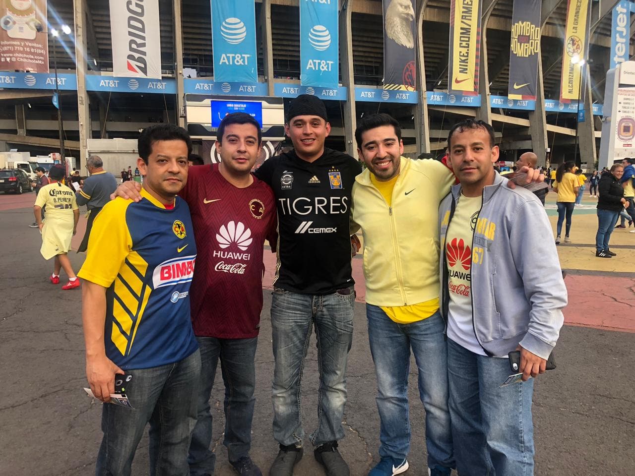 Entre amigos los fanáticos de América y Tigres en las afueras del Estadio Azteca previo al duelo entre ambos equipos por la Jornada 12 del 
<a href="https://www.univision.com/deportes/futbol/liga-mx/*">Clausura 2019</a>.